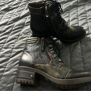 L’Artiste Lace Up Stylish Black and Brown Women's Boots